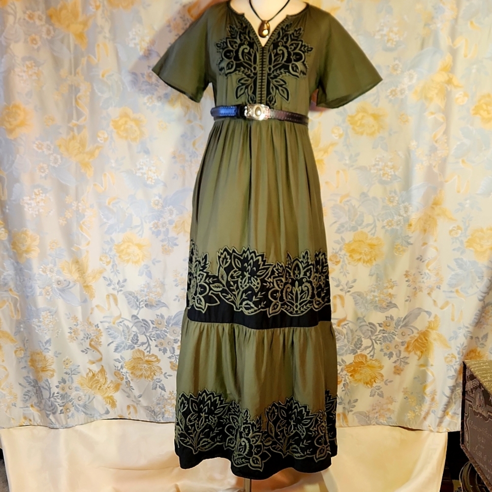 Chico's Sz US 4 Embroidered Green Tier Dress w/ necklace & Petoskey stone belt